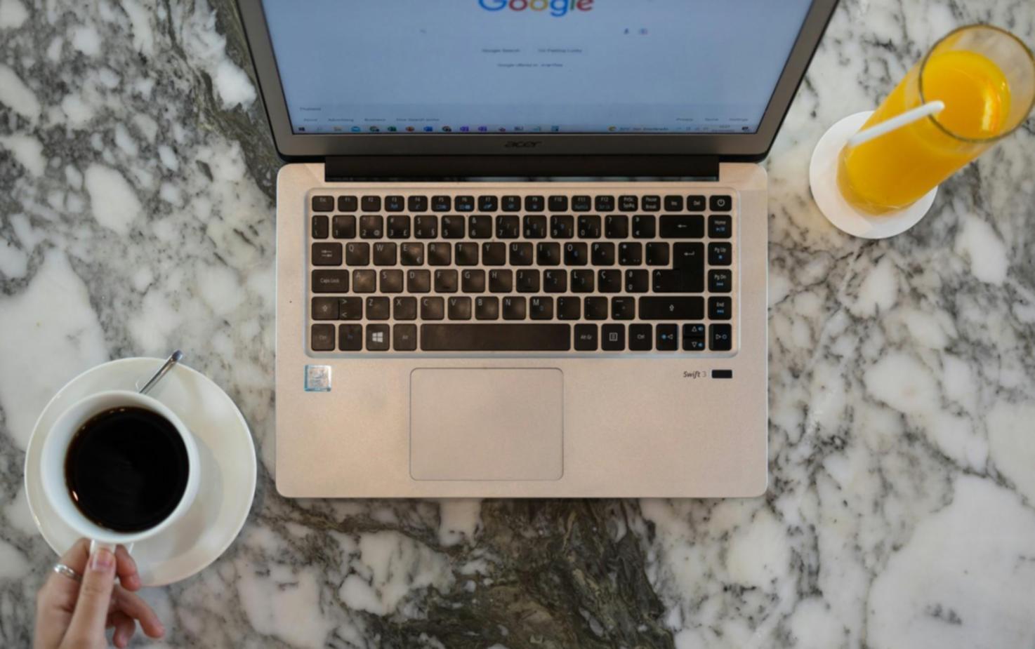 Estudiantes analizando datos financieros en sesión práctica